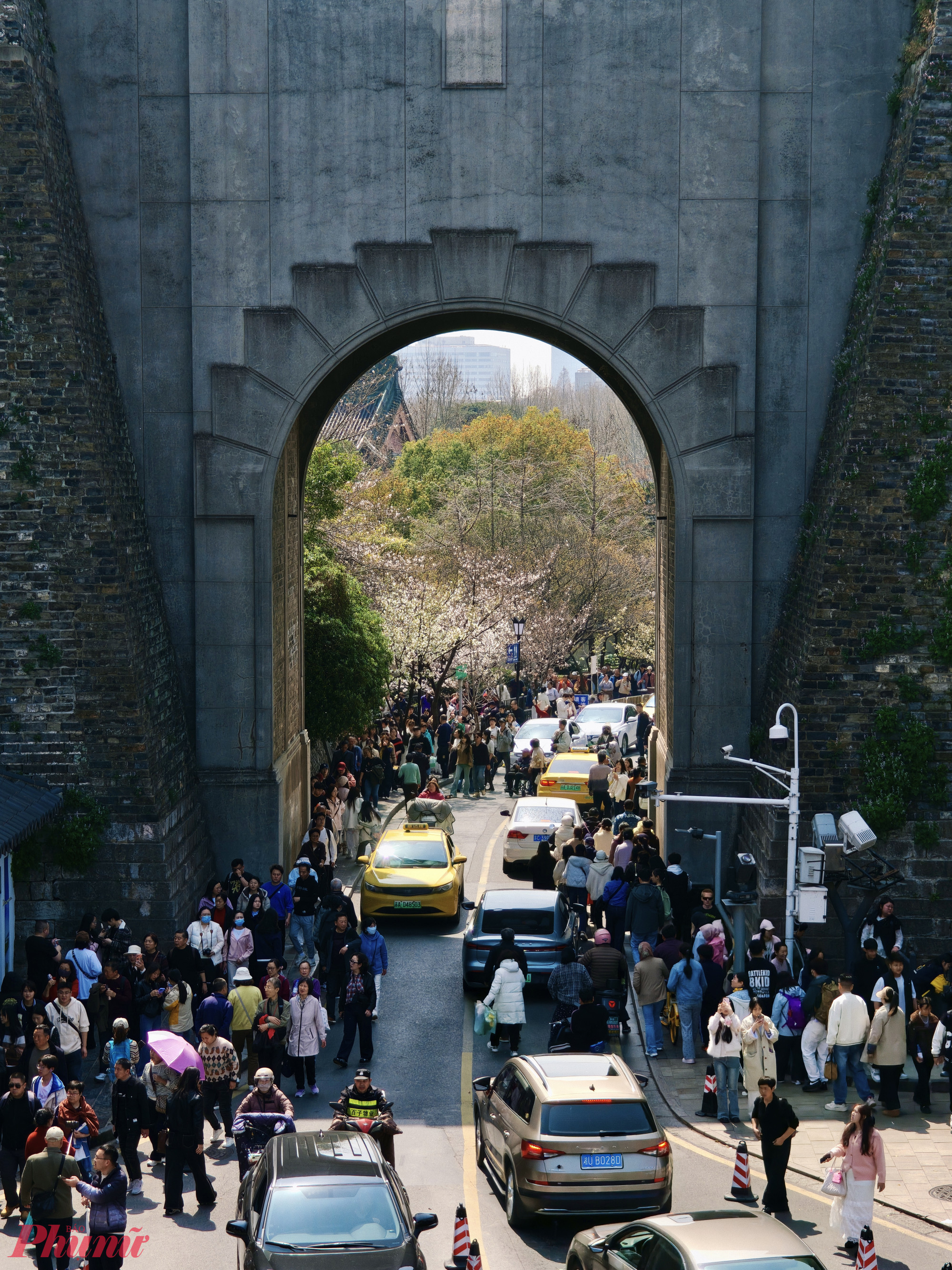 Tường thành Nam Kinh bắt đầu được xây từ năm 1366, dưới thời cuối Nguyên, đầu thời Minh, và là phần quan trọng trong hệ thống phòng thủ của kinh đô xưa. Điều đẹp nhất ở đoạn thành gần chùa Kê Minh có lẽ là cảm giác giao thoa: Phía dưới là nhịp sống đô thị hiện đại, đằng trước là hồ Huyền Vũ tĩnh lặng, sau lưng là ngôi chùa có lịch sử hơn nghìn năm.