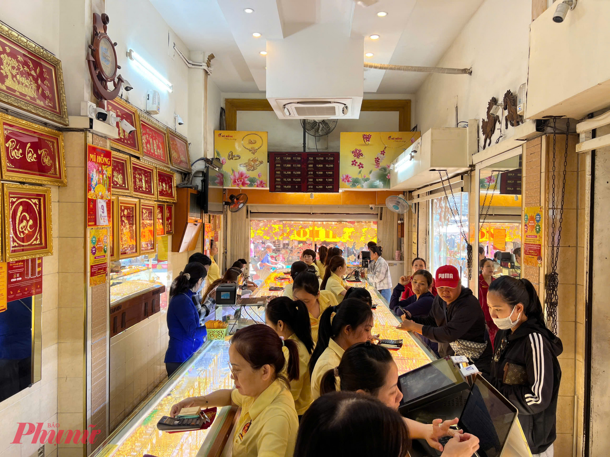 Trong 1 tháng qua, giá vàng đã giảm gần 4,6 triệu đồng/lượng - Ảnh: Quốc Thái