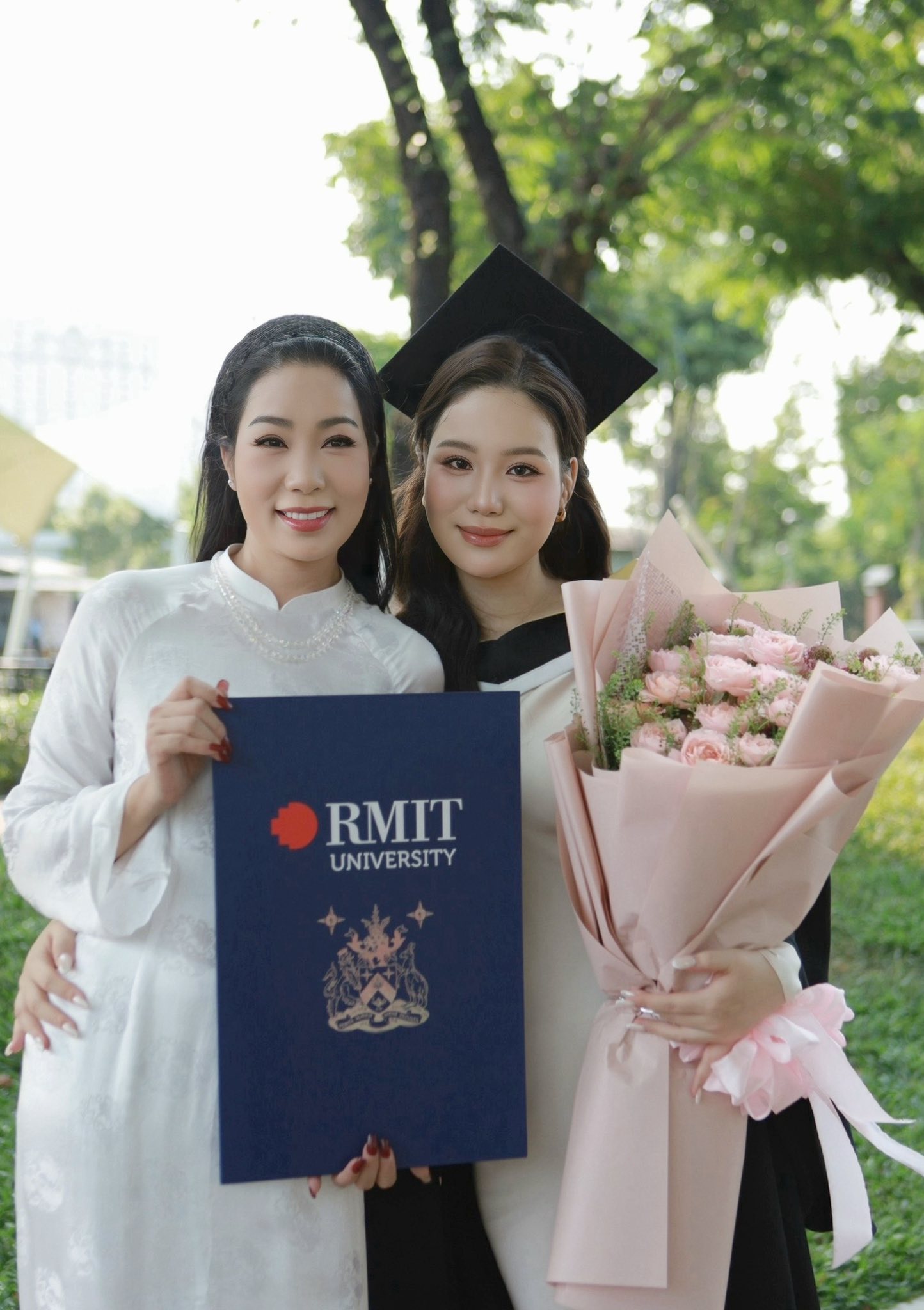 NSND Trịnh Kim Chi vui mừng thông báo con gái - Võ Trịnh Khánh Ngân vừa tốt nghiệp loại giỏi ngành hàng không của Đại học RMIT. 