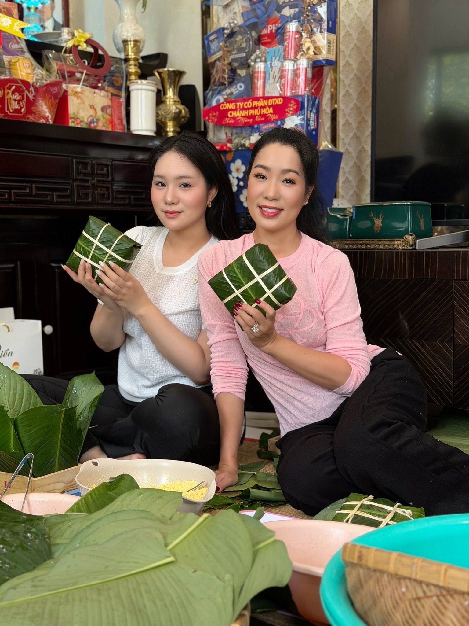 Khánh Ngân chuộng phong cách mặc tối giản, trẻ trung. 