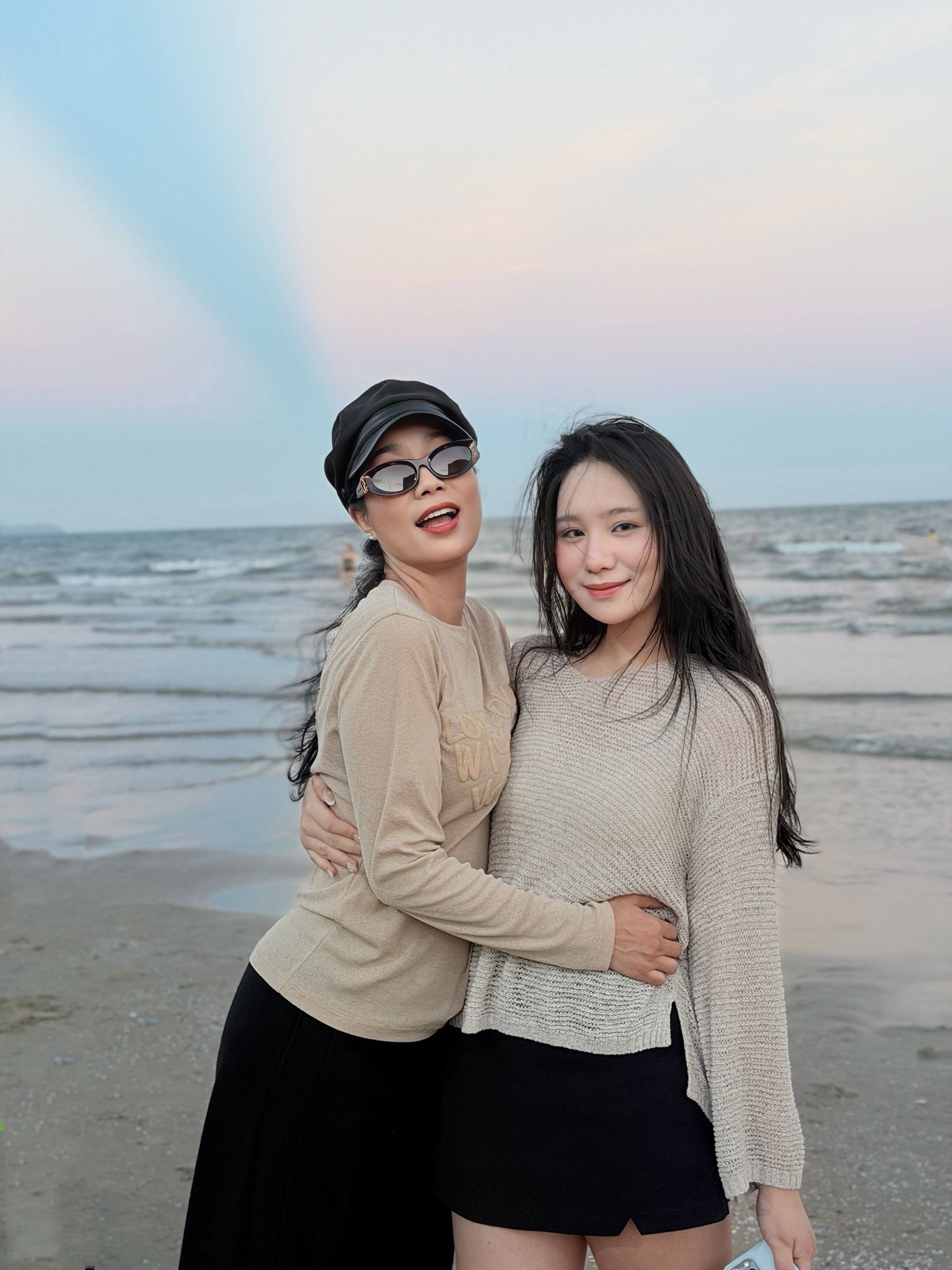 Khánh Ngân và mẹ diện trang phục đồng điệu trong một chuyến du lịch. NSND Trịnh Kim Chi biết Khánh Ngân là sự kết hợp khá hài hòa giữa hai vợ chồng tôi. Từ ba, con có sự điềm tĩnh, sống nội tâm và suy nghĩ chín chắn. Còn từ tôi,Ngân thừa hưởng sự nhạy cảm, tinh tế và một chút thiên hướng nghệ thuật. Tuy nhiên, con không thích thể hiện quá nhiều mà thường giữ mọi thứ ở mức vừa phải…