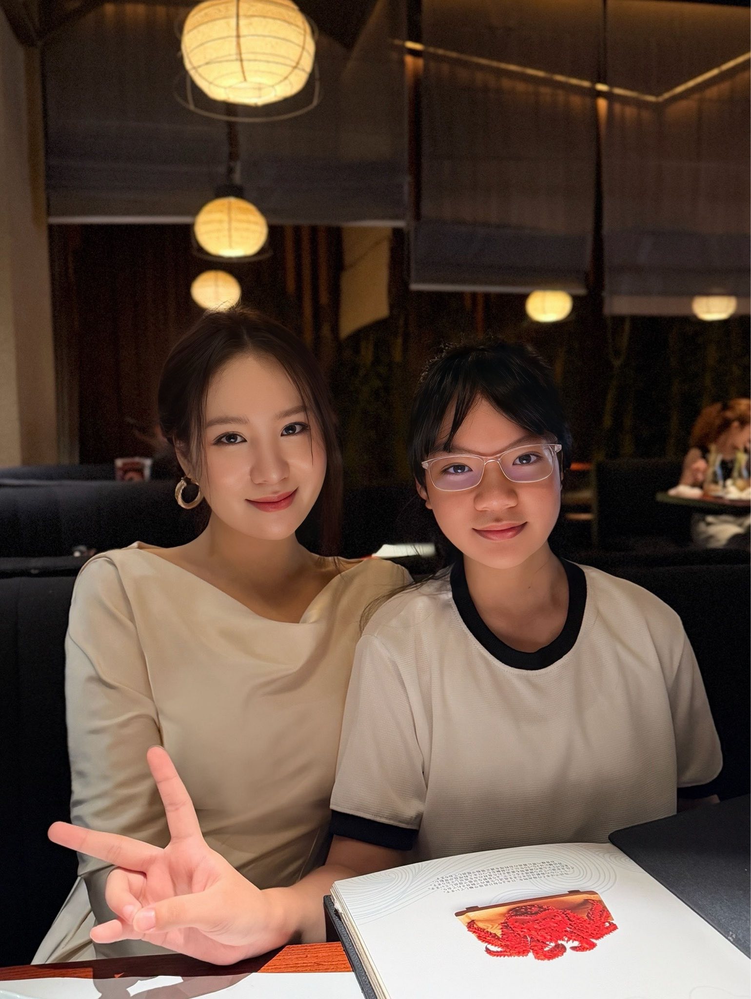 Khánh Ngân chuộng kiểu trang điểm nhẹ nhàng, ngọt ngào. 