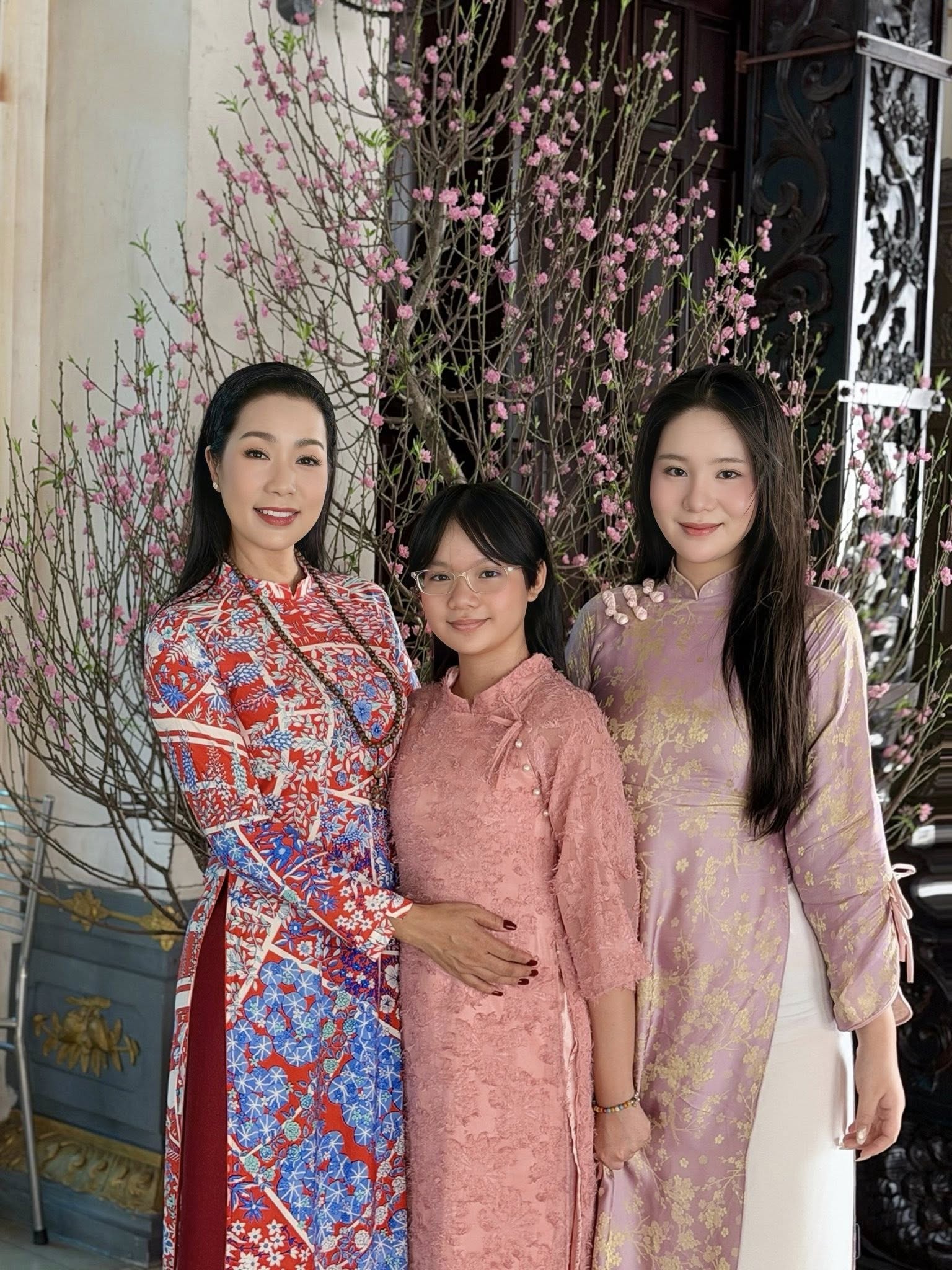 Khánh Ngân cùng mẹ, em gái diện áo dài trong dịp Tết 2026. NSND Trịnh Kim Chi nói con gái lớn luôn âm thầm học tập, làm việc, khẳng định sự phát triển, không muốn dựa vào danh tiếng của mẹ. Chị tôn trọng quyết định, lựa chọn của con vì nghĩ mỗi người có cách toả sáng riêng.