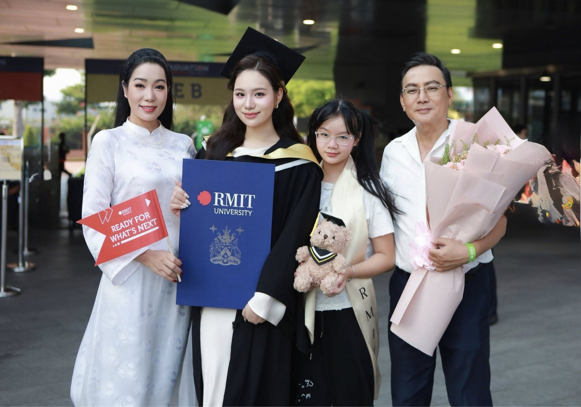 Khánh Ngân cao khoảng 1m75. Sở hữu vẻ ngoài nổi bật, có mẹ đã hoạt động lâu năm trong giới nghệ thuật nhưng Khánh Ngân không chọn dấn thân vào 