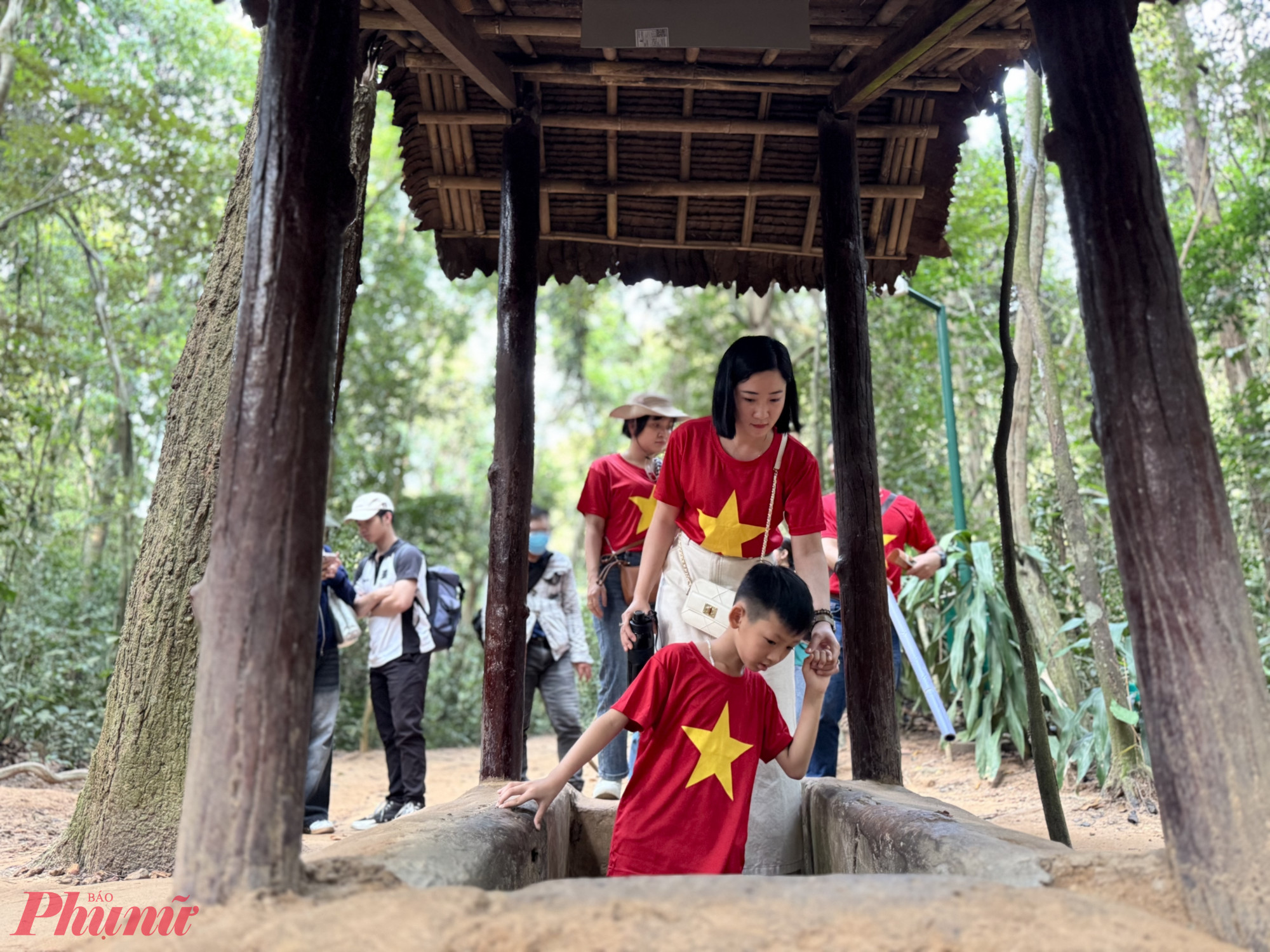 Khách đi đoàn 10 người trải nghiệm chui địa đạo Củ Chi dịp Lễ 30/4 được giảm giá vé 30%. Ảnh: Quốc Thái