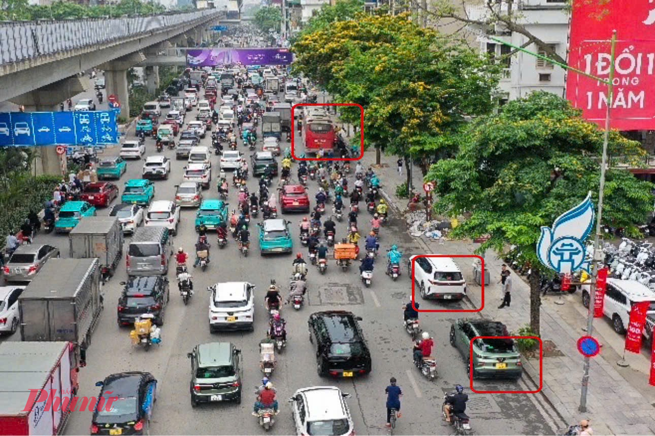 Lực lượng chức năng sử dụng thiết bị kỹ thuật ghi hình các vi phạm.