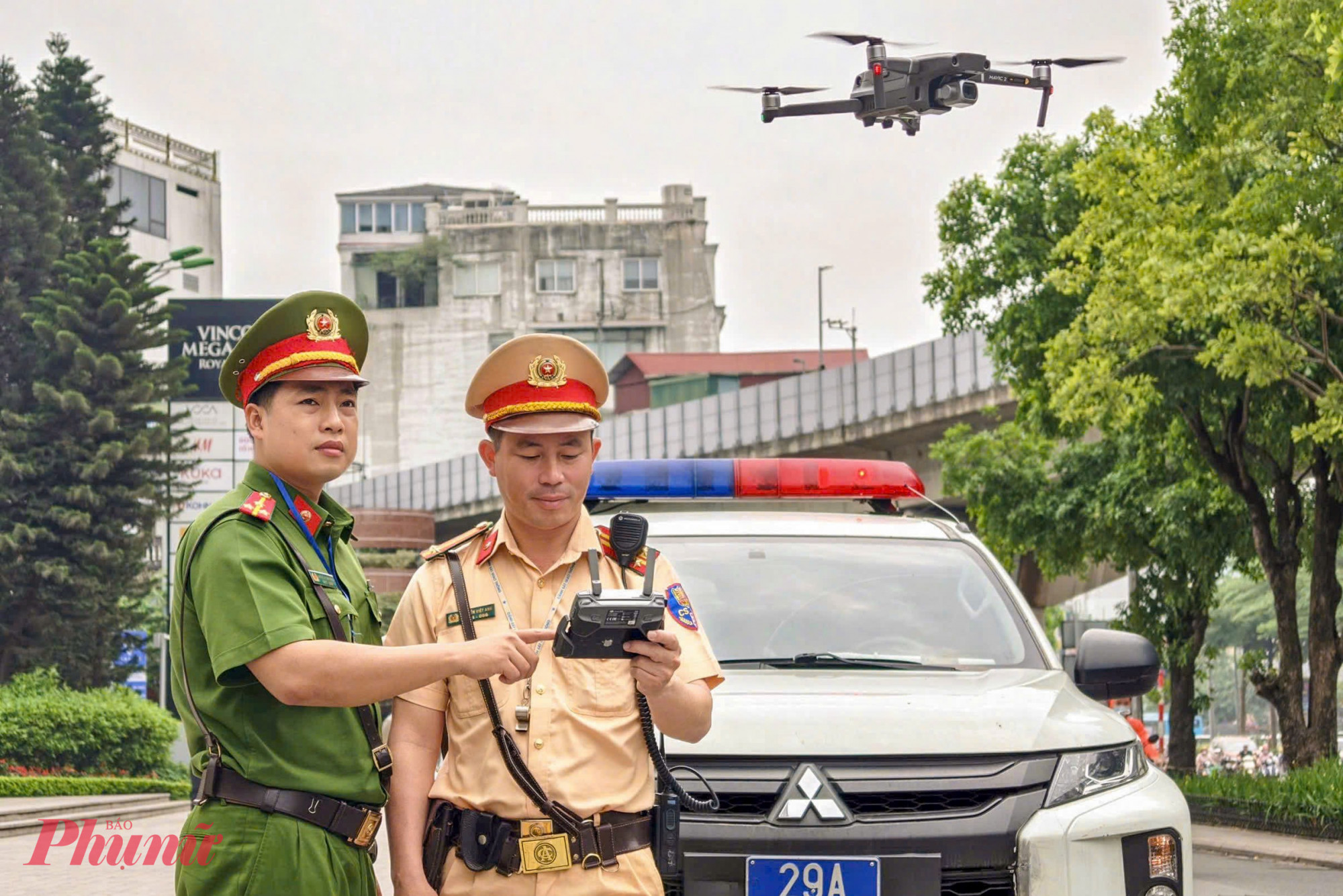   Nhiều trường hợp ô tô dừng, đỗ sai quy định đã được lực lượng chức năng kiểm tra, xử lý.