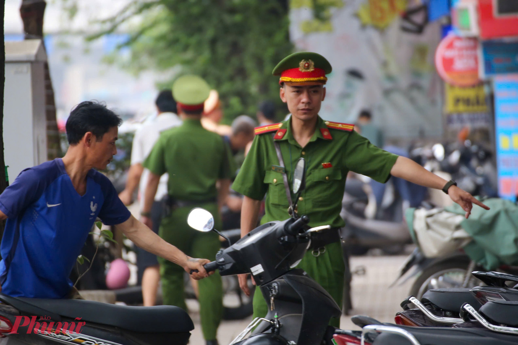 Không chỉ xử lý vi phạm dưới lòng đường, tổ công tác còn tăng cường tuyên truyền, hướng dẫn người dân, đặc biệt là các hộ kinh doanh buôn bán trên vỉa hè chấp hành quy định, để phương tiện đúng nơi quy định, góp phần bảo đảm đường thông, hè thoáng.