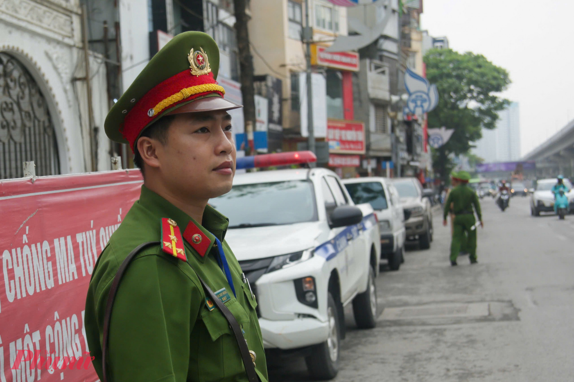 Nhằm bảo đảm an toàn giao thông, lực lượng chức năng đã tổ chức lắp đặt hệ thống biển báo cấm dừng, đỗ xe tại các khu vực. Tuy nhiên, vẫn còn một số chủ phương tiện chưa chấp hành, dừng, đỗ xe sai quy định, gây cản trở giao thông.