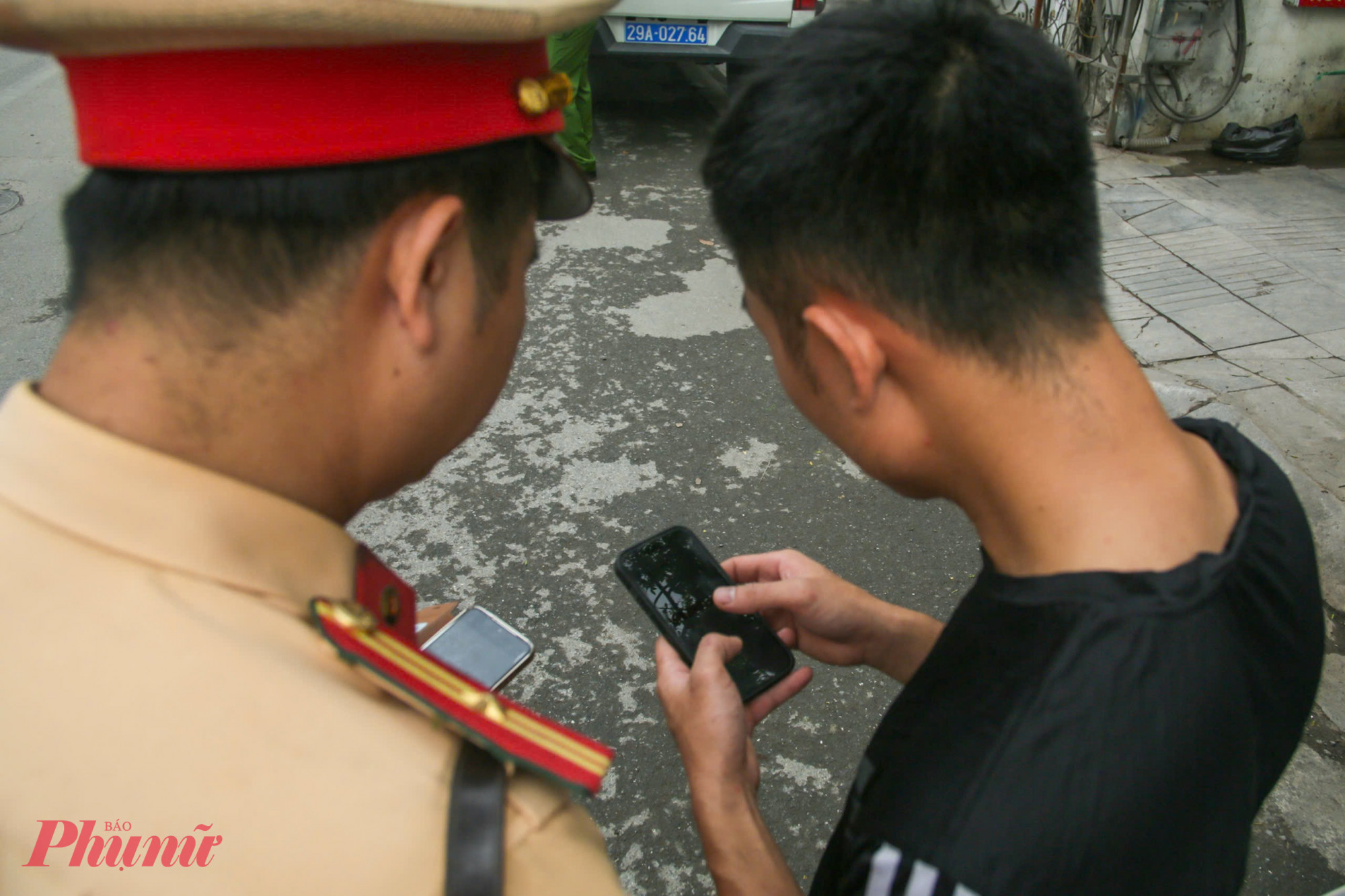 10g15 cùng ngày tại khu vực số 334 Nguyễn Trãi, tổ công tác lập biên bản xử lý đối với anh L.Đ.T (sinh năm 1987, trú tại Hà Nội) điều khiển xe ô tô BKS 89A-670.xx với hành vi vi phạm tương tự.