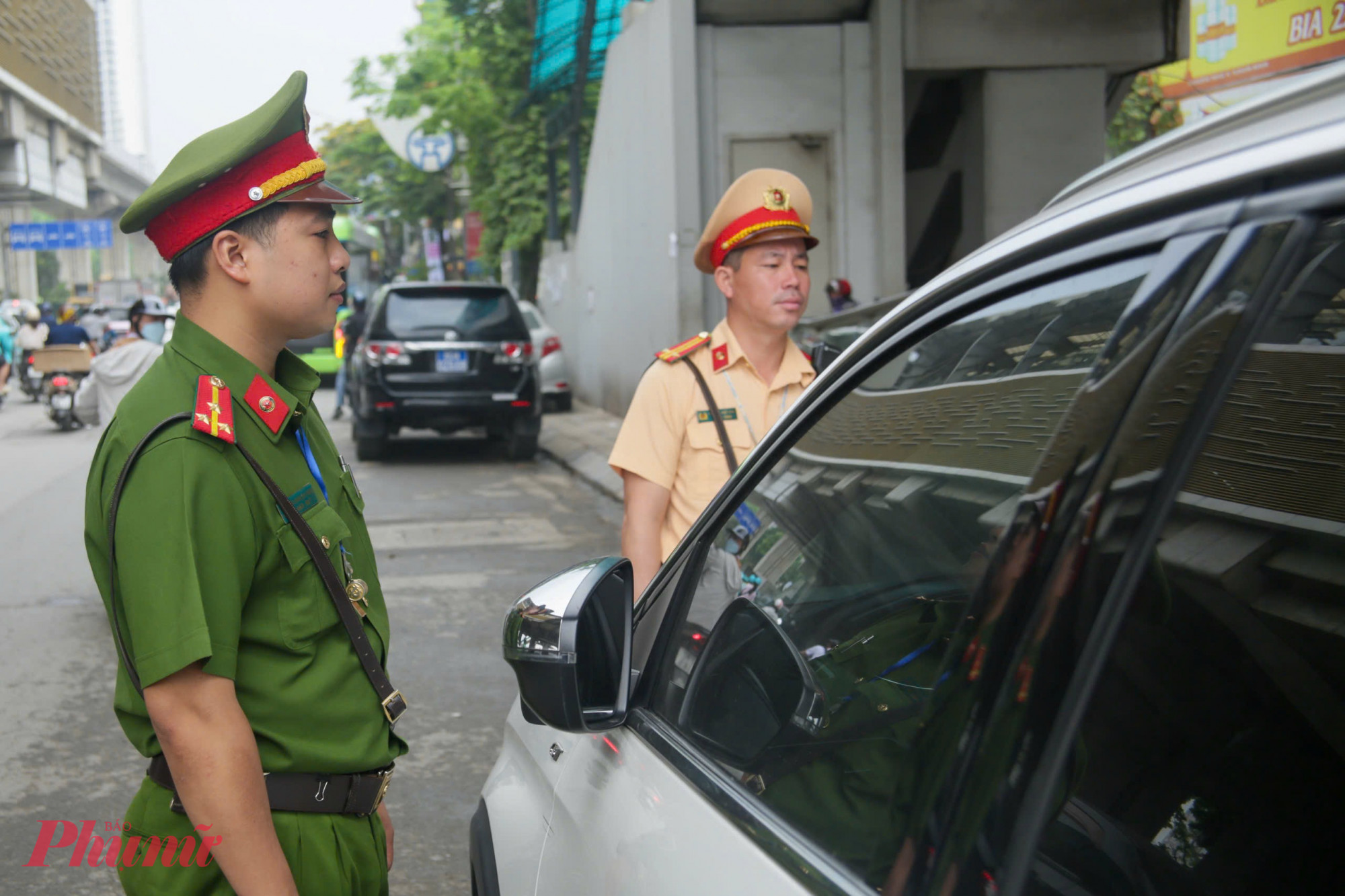 Trung tá Nguyễn Việt Anh, cán bộ Đội CSGT đường bộ số 7 cho biết, hằng ngày đơn vị bố trí các tổ công tác, phối hợp chặt chẽ với Công an các phường, tăng cường tuần tra, kiểm soát và xử lý nghiêm các hành vi vi phạm. Quá trình làm nhiệm vụ, lực lượng chức năng sẽ sử dụng các thiết bị nghiệp vụ để ghi hình các vi phạm trật tự an toàn giao thông, trật tự đô thị, làm căn cứ xử lý theo quy định.