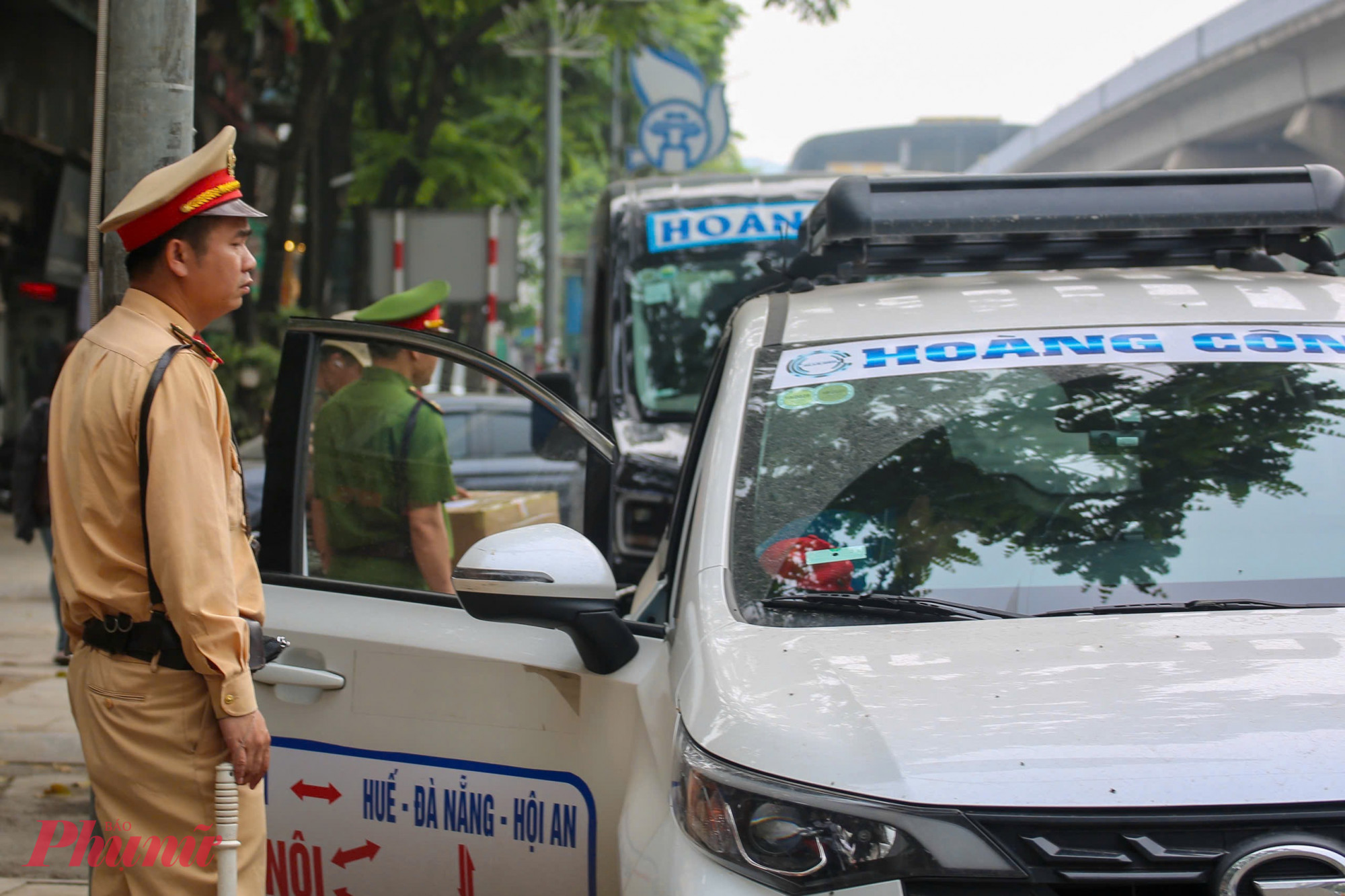 Lúc 9g45 tại khu vực số 208 Nguyễn Trãi, tổ công tác lập biên bản xử lý đối với anh Đ.V.H (sinh năm 1996, trú tại tỉnh Ninh Bình) do điều khiển xe ô tô BKS 35A-609.xx dừng xe sai quy định.