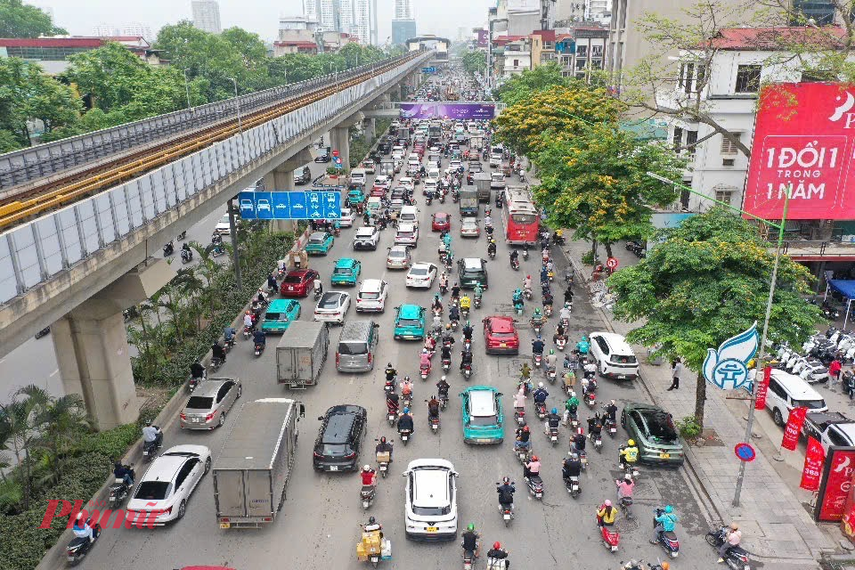 Đây là tuyến đường đang triển khai nhiều hạng mục thi công các công trình trọng điểm của Thành phố, lòng đường bị thu hẹp tại nhiều vị trí để phục vụ thi công. 