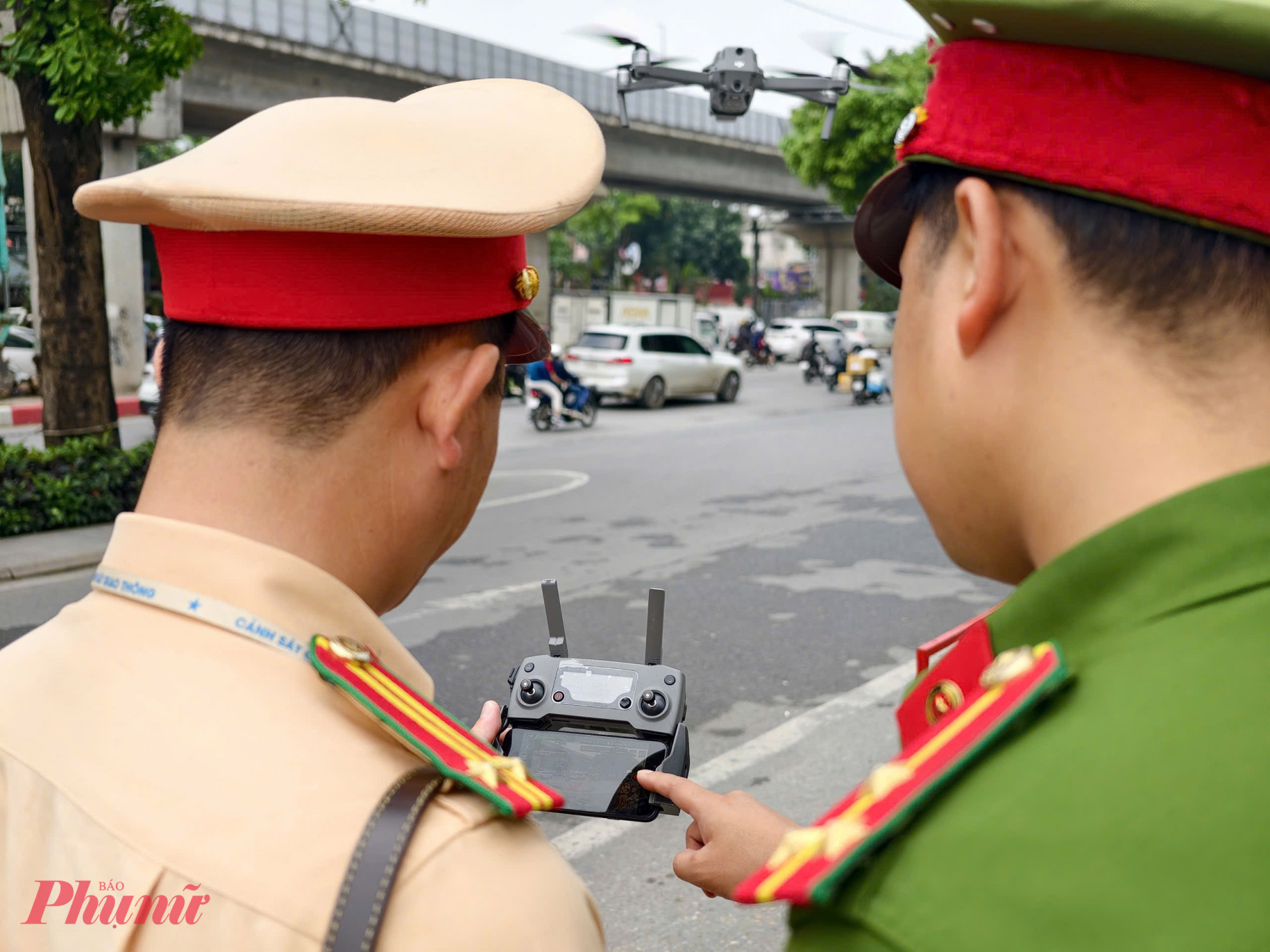 Sáng 20/4, Đội CSGT đường bộ số 7 (Phòng CSGT Công an Hà Nội) phối hợp với Công an phường Thanh Xuân lập tổ công tác làm nhiệm vụ xử lý các trường hợp tài xế ô tô dừng, đỗ xe sai quy định trên đường Nguyễn Trãi.