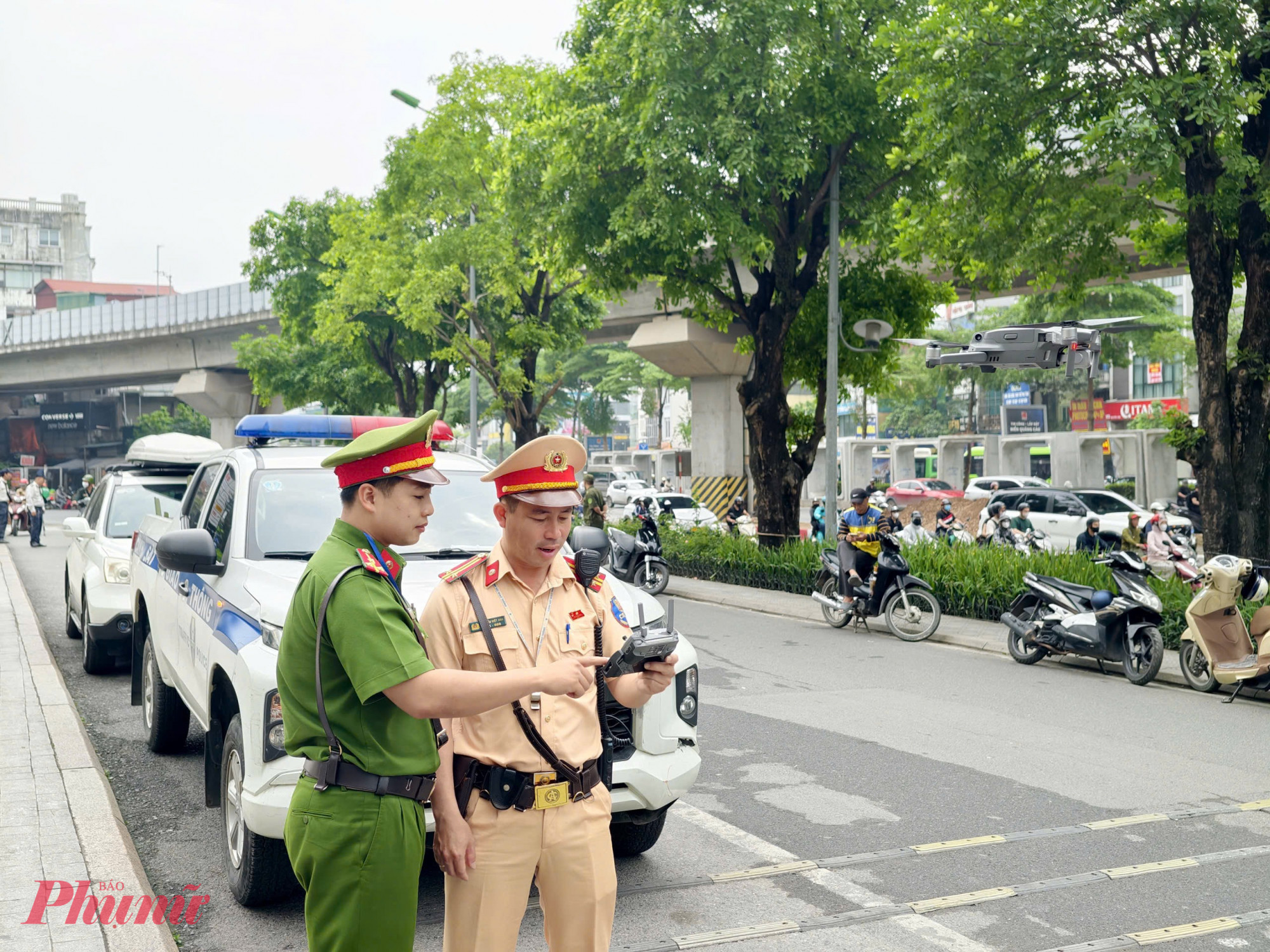 Trước đó, ngày 15/4, Công an thành phố Hà Nội đã ban hành kế hoạch tăng cường kiểm tra, xử lý vi phạm liên quan đến dừng, đỗ xe trên toàn địa bàn, nhằm lập lại trật tự giao thông và trật tự đô thị. Theo kế hoạch, lực lượng Cảnh sát giao thông (CSGT) sẽ phối hợp với các đơn vị nghiệp vụ và Công an cấp xã, tổ chức tuần tra, kiểm soát tại các tuyến trục chính, đường xuyên tâm, vành đai, cửa ngõ ra vào Thủ đô, cũng như các khu vực có mật độ phương tiện cao như bến xe, bệnh viện, trường học, tuyến phố trung tâm thường xuyên ùn tắc.