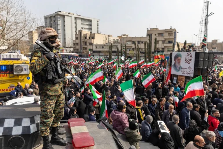 Các binh sĩ đứng gác trong lễ tang của các thành viên Lực lượng Vệ binh Cách mạng Hồi giáo (IRGC) thiệt mạng giữa cuộc chiến tranh với liên minh Mỹ-Israel - Ảnh: Majid Saeedi/Getty Images