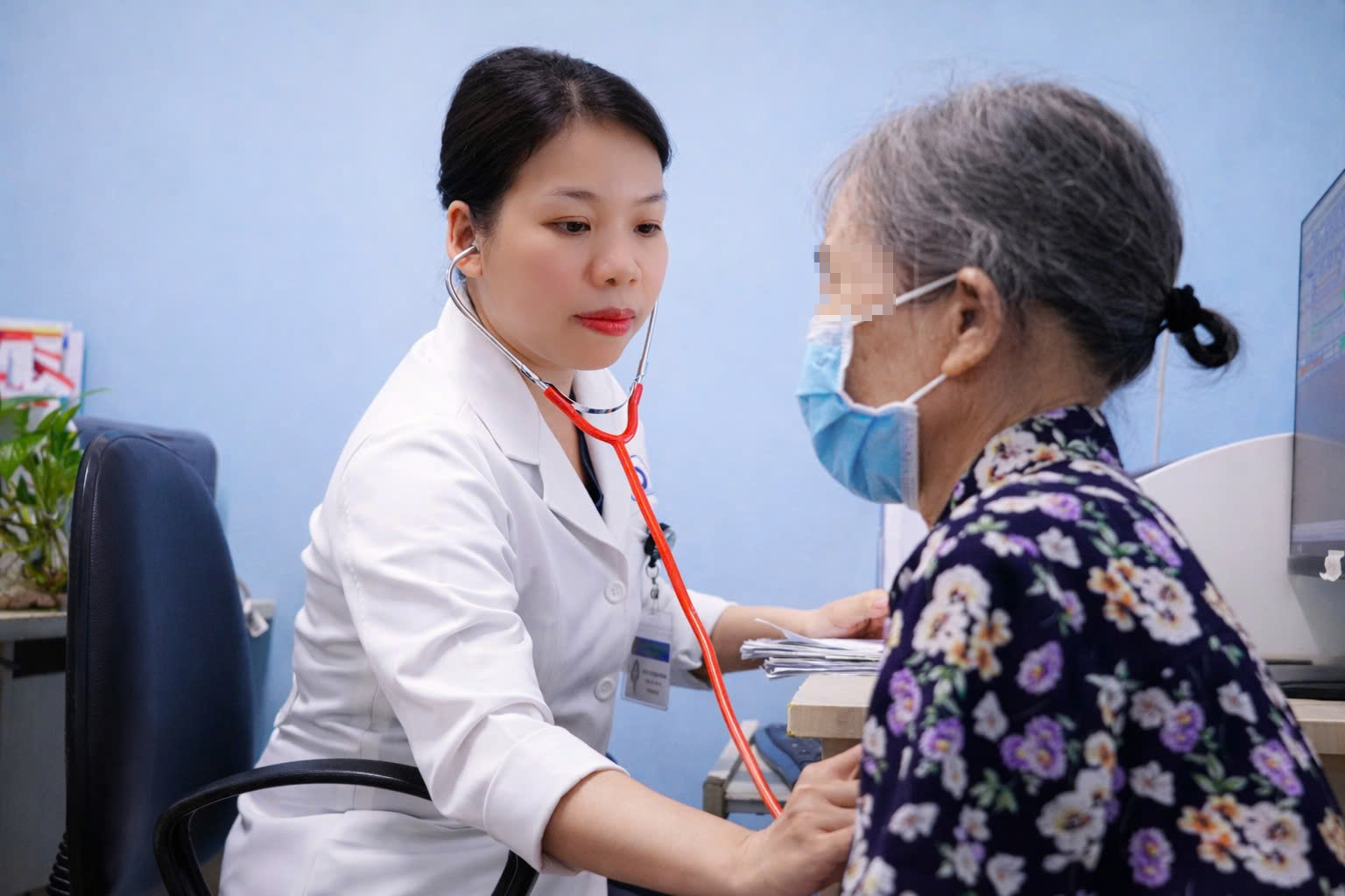 Bác sĩ Huỳnh Thị Thanh Phương đang khám cho trường hợp cao tuổi có bệnh lý nền. Theo bác sĩ, người có bệnh lý nền là đối tượng nguy cơ cao bị sốc nhiệt (ảnh: BVCC)