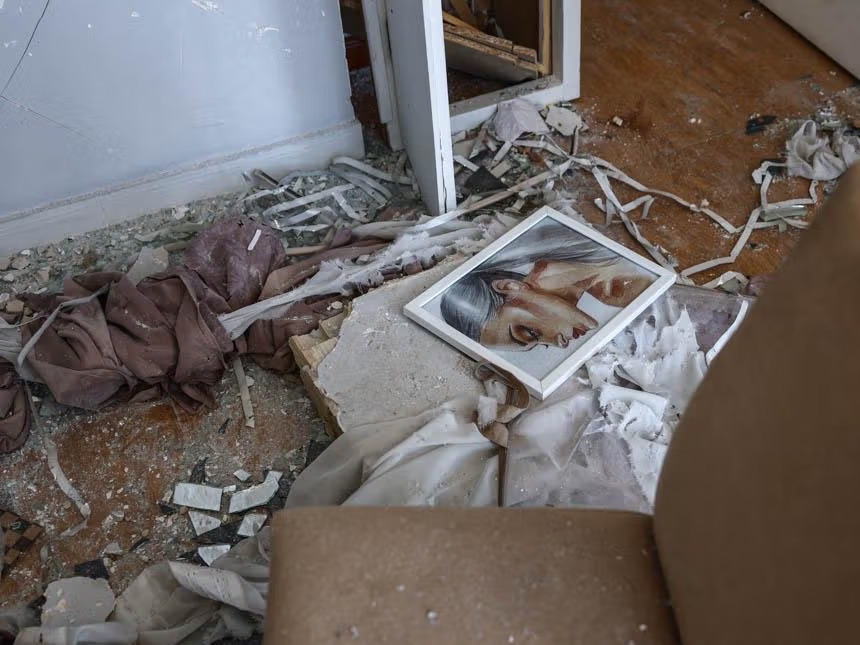 Khung cảnh đổ nát trong một tòa nhà dân cư sau những đợt không khích của Mỹ và Israel ở Karaj, Iran - Ảnh: Iranintl