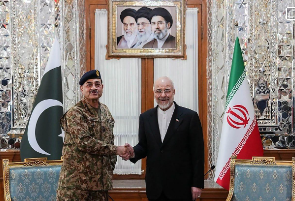 Ảnh do Văn phòng Chủ tịch Quốc hội Iran cung cấp ngày 16 tháng 4 năm 2026 cho thấy Chủ tịch Quốc hội Iran Mohammad Bagher Ghalibaf (phải) bắt tay với Tư lệnh Quân đội Pakistan Asim Munir tại Tehran, Iran. (Ảnh AFP)