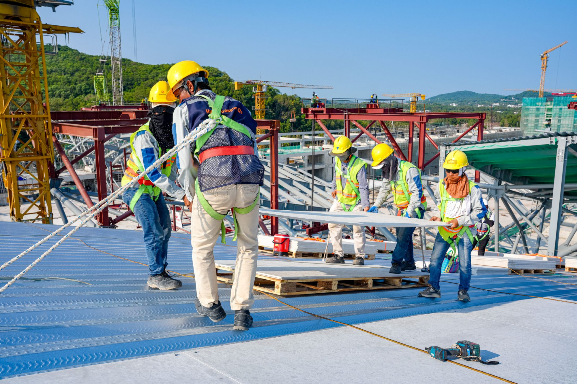 Huy động đông đảo cán bộ, kỹ sư và công nhân thi công liên tục để đẩy nhanh tiến độ dự án... Ảnh: CTV