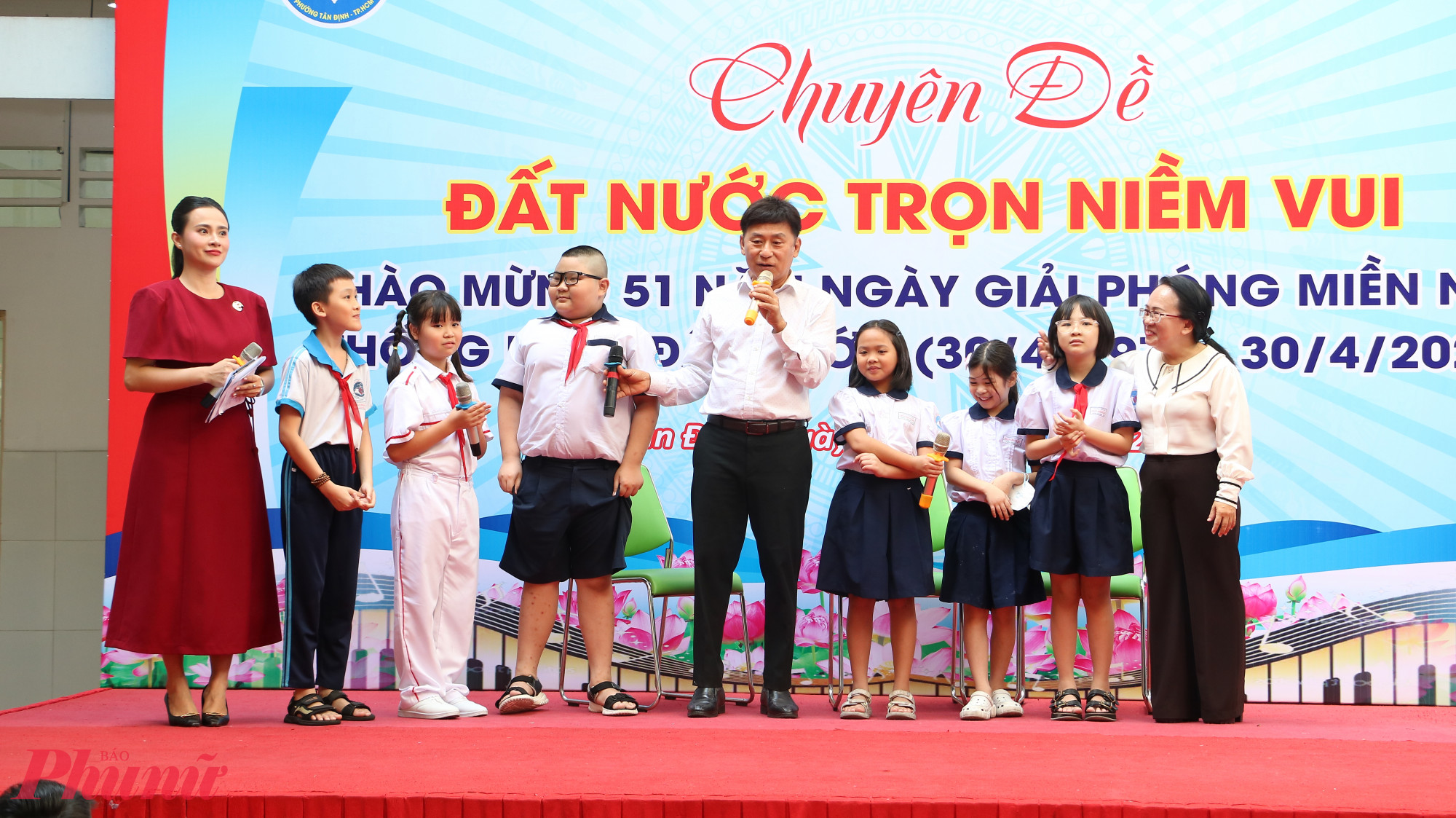 Nghệ sĩ dạy học sinh hát các bài hát lịch sử - Ảnh: Trang Thư