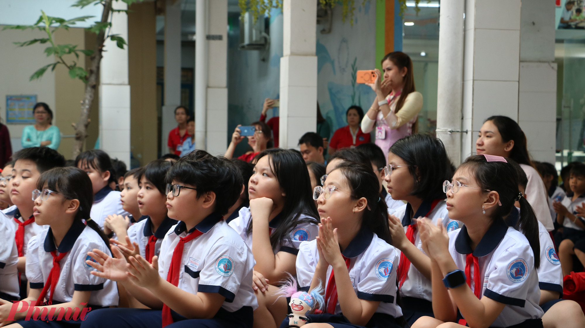 Học sinh chăm chú lắng nghe những chia sẻ