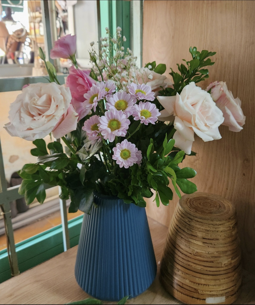 Những bó hoa được tận dụng thả bình xinh xắn - Ảnh: T.A