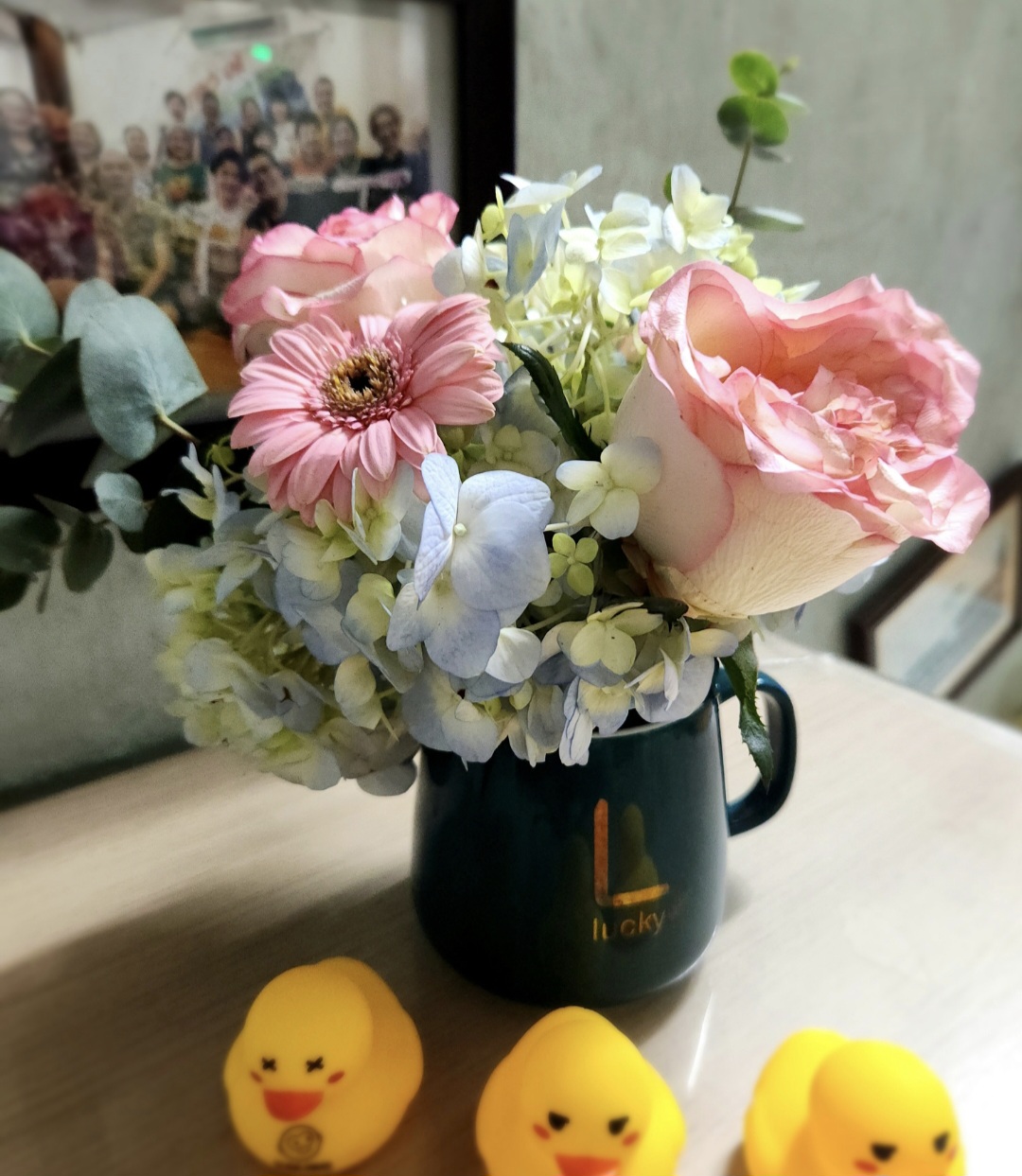 Đôi khi chỉ cần vài bông hoa cắm vào chiếc cốc nhỏ cũng khiến không gian thêm vui mắt - Ảnh: T.A