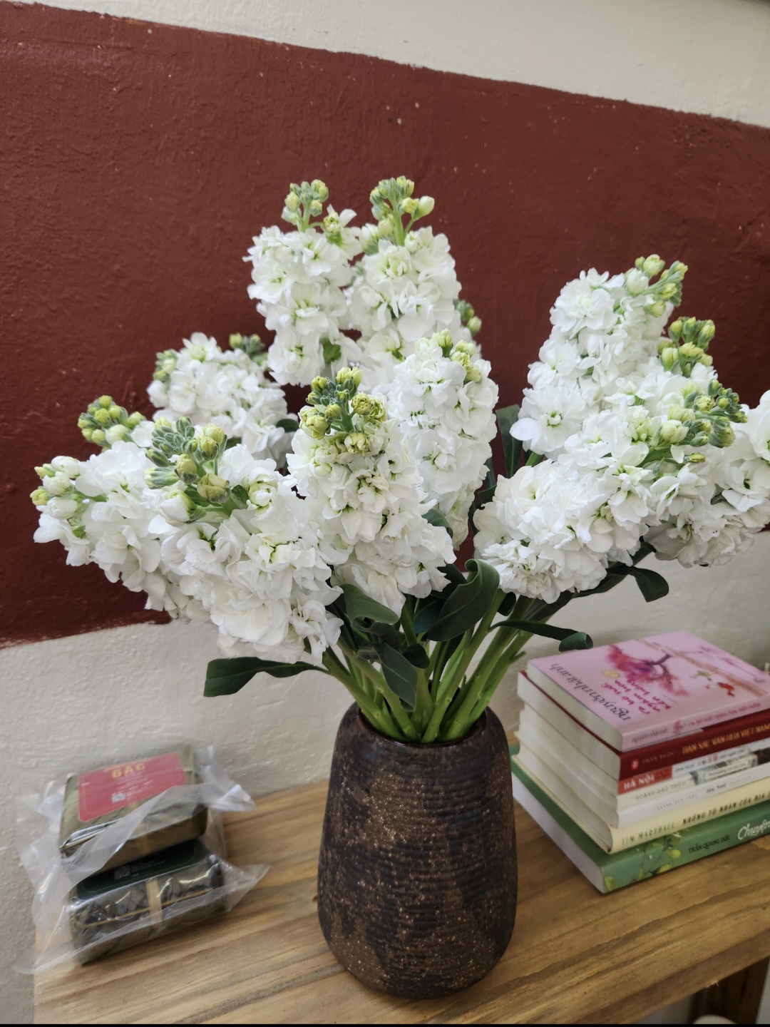 Bình hoa phi yến trắng cũng chơi được dài ngày nhờ biết cách dưỡng - Ảnh: T.A