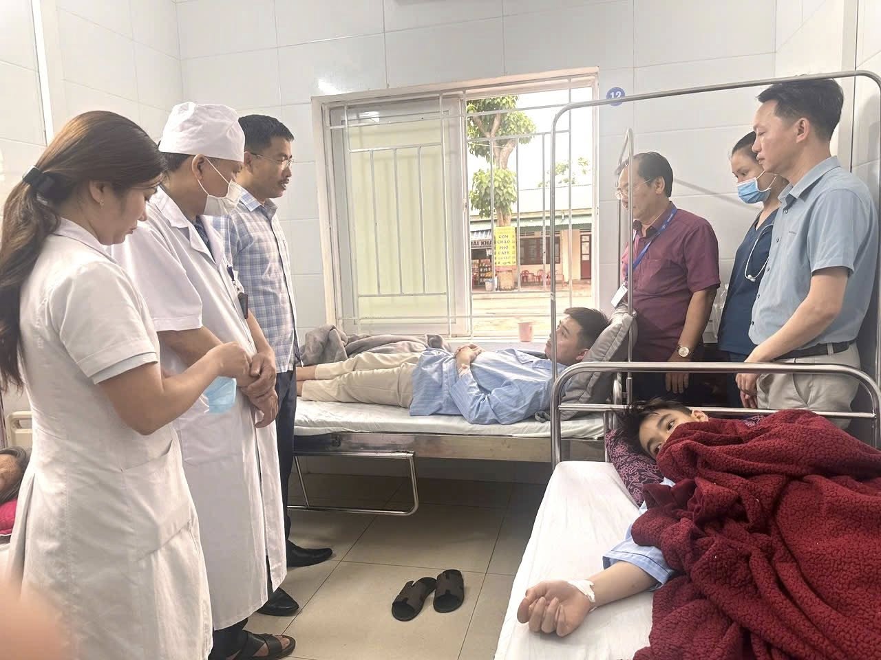 Lãnh đạo Sở Y tế Nghệ An đến thăm hỏi, động viên các bệnh nhân đang điều trị tại Bệnh viện Đa khoa Diễn Châu - Ảnh: Khánh Trung