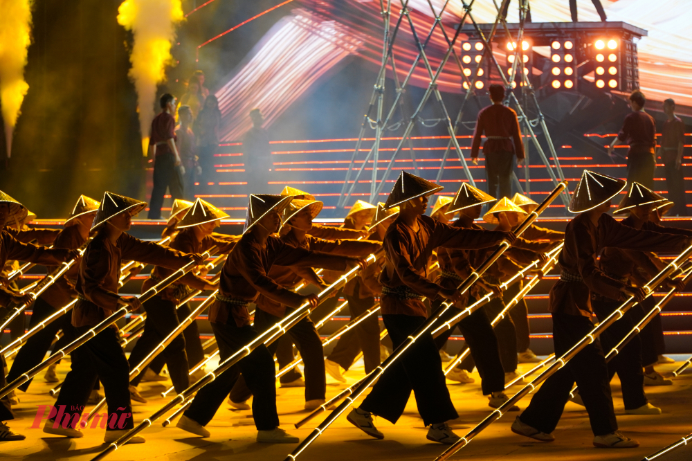 Tiết mục quy mô lớn với sự tham gia của đông đảo lực lượng biểu diễn.