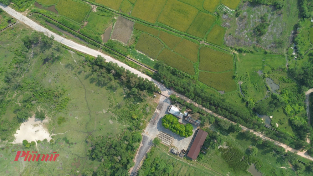 Tuy nhiên sau một thời gian ngắn đưa vào vận hành, người dân địa phương đã “kêu trời” vì mùi hôi hám, nguy cơ bệnh tật, không thể sản xuất nông nghiệp do đất đai, nguồn nước ô nhiễm…Đỉnh điểm, tháng 2/2017, người dân thôn Nam Phước đã nhiều lần ngăn cản không cho xe chở rác vào bãi lý do mà người dân đưa ra là bãi rác này nhập thêm một lượng rác lớn từ các huyện lân cận, khiến rác dồn đống theo thời gian gây ô nhiễm ngày một trầm trọng.