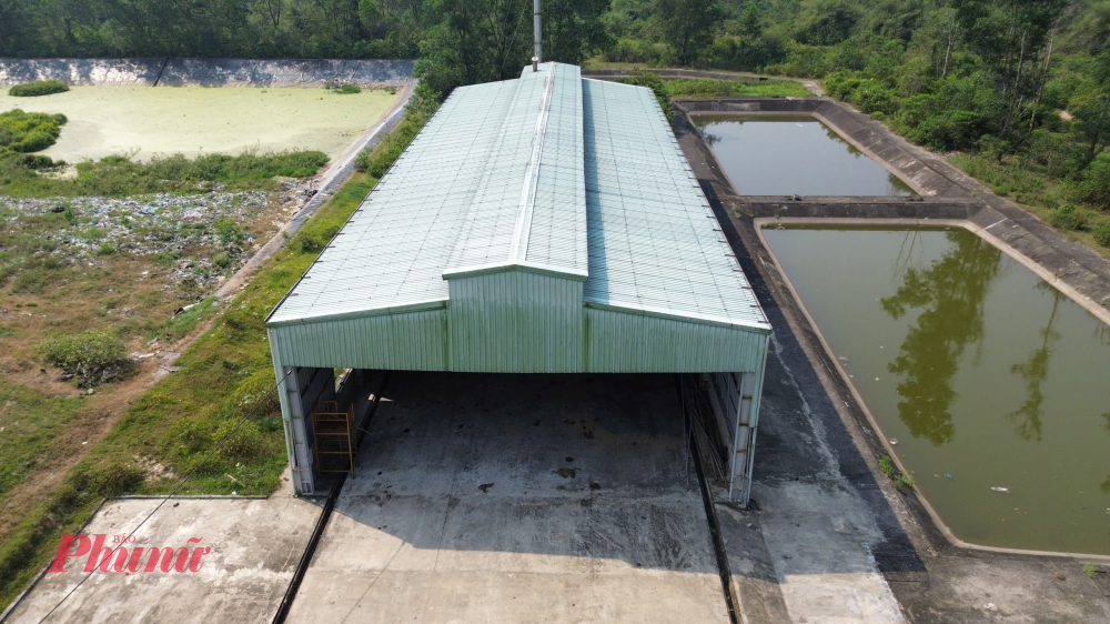 Mới đây vào tháng 2/2025, TP Huế đã có chủ trương giao khu xử lý chất thải rắn Lộc Thủy cho Trung tâm Quản lý, Khai thác Hạ tầng TP Huế tiếp nhận, đưa vào vận hành. Tuy nhiên, việc vận hành phải có giấy phép môi trường, qua vận hảnh thử tối thiểu 6 tháng. Các đơn vị chức năng kiến nghị tiếp tục giao Công ty CP Môi trường và Công trình đô thị Huế làm giấy phép môi trường, tái thực hiện phương án đưa nước xử lý rác từ Lộc Thủy lên Thủy Phương để xử lý vì khối lượng không lớn (4m3/ngày), phải có đơn giá xử lý rác”. Ông Khánh trao đổi 