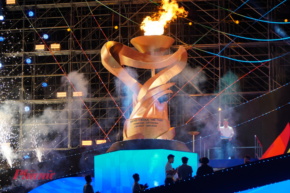 Đài lửa Đại hội được thắp sáng, chính thức khai mạc Đại hội Thể dục Thể thao TPHCM lần thứ I