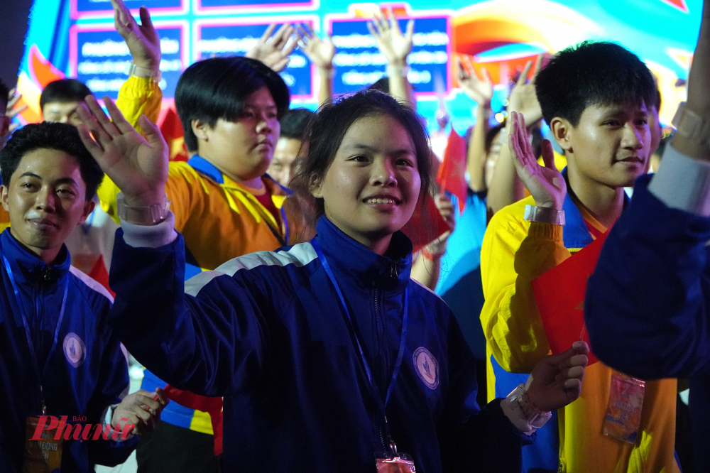 Lực lượng vận động viên đồng loạt diễu hành, thể hiện tinh thần đoàn kết và quyết tâm thi đấu.