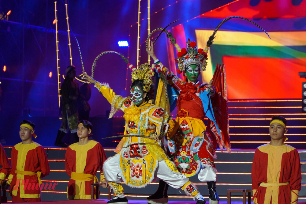Hình ảnh nhân vật hát bội xuất hiện trên sân khấu, góp phần làm nổi bật màu sắc văn hóa dân tộc.