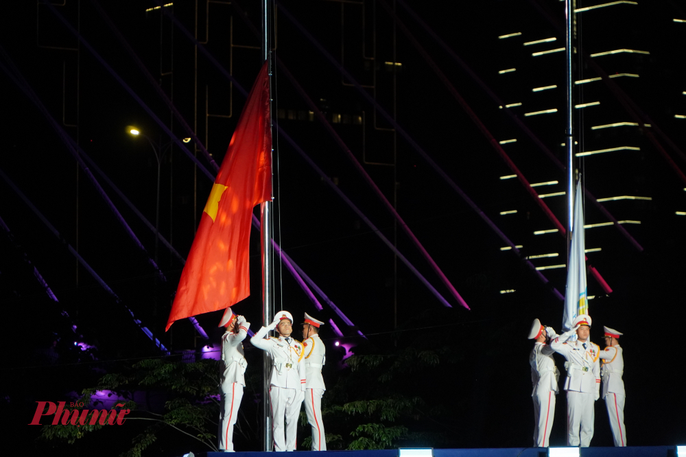 Nghi thức thượng cờ diễn ra trong không khí trang nghiêm, với lá cờ được các vận động viên tiêu biểu rước vào lễ đài, thể hiện niềm tự hào, tinh thần kỷ luật và ý thức trách nhiệm của lực lượng tham gia Đại hội.