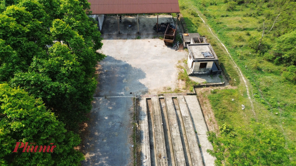 Có mặt tại Khu xử lý rác thải hơn 3 triệu đô USD vào giữa tháng 4/2026, chúng tôi nhận thấy khu xử lý rác thải rắn này chưa từng đi vào hoạt động nhưng cơ sở hạ tầng đã bắt đầu bị mưa nắng 'tàn phá'cổng sắt hoen gỉ, trong sân nhà máy cỏ dại mọc đầy, cả khu xử lý không một bóng người...