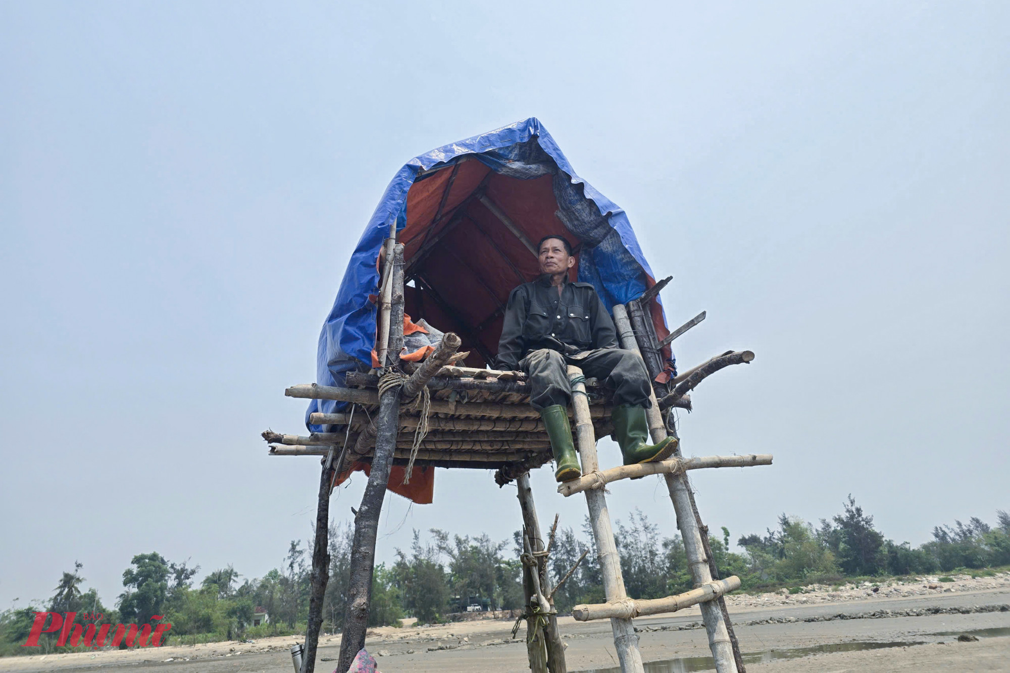 Không chỉ đối mặt với dịch bệnh, những biến động thời tiết cực đoan cũng khiến người nuôi luôn trong trạng thái thấp thỏm. Chỉ sau một đêm mưa lũ, cả bãi nuôi có thể bị cuốn trôi; nước quá mặn hoặc ô nhiễm cũng dễ khiến ngao chết hàng loạt. Vì vậy, người nuôi phải dựng chòi ngay trên bãi, bám trụ ngày đêm để kiểm tra nguồn nước, theo dõi độ mặn thường xuyên. 