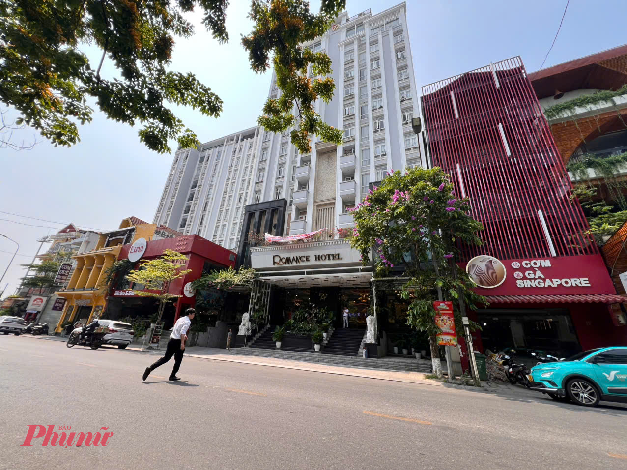 Khách sạn Romanceđịa chỉ 14-16 Nguyễn Thái Học, phường Thuận Hóa,  TP Huế 