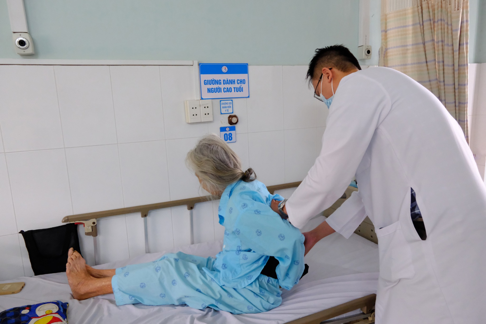 Bác sĩ thăm khám lại cho bà L., ảnh BV