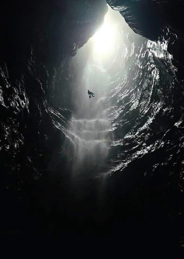 Hang Cha Nghéo hùng vĩ, có thác nước chảy phía trong. Ảnh: Nhóm khảo sát hang động Anh