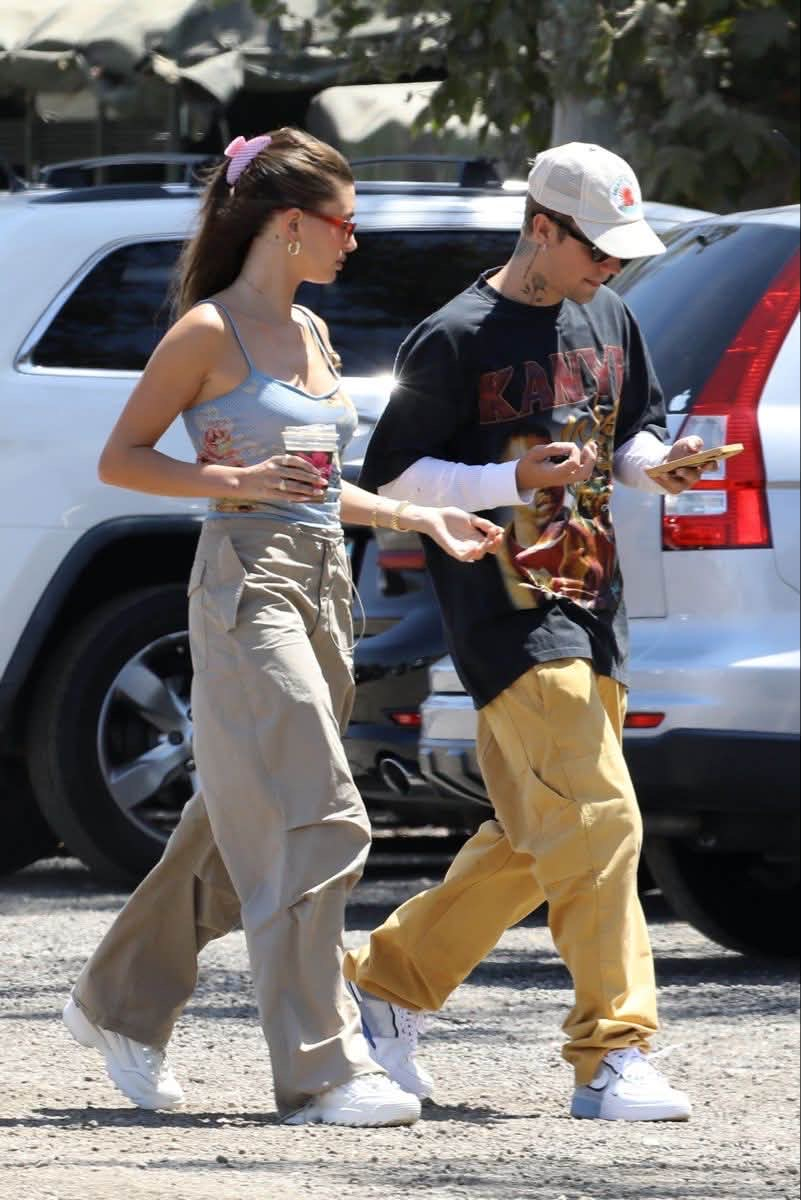 “Hailey đẹp thật luôn, bả đổi style liên tục, hay đi làm nhiều kiểu tóc, thay đổi quần áo nên không bao giờ bị nhàm chán. Tính cách còn dễ thương, thích tạo bất ngờ cho người mình yêu nữa, thật sự có người đàn ông nào có thể cưỡng lại được điều đó”.