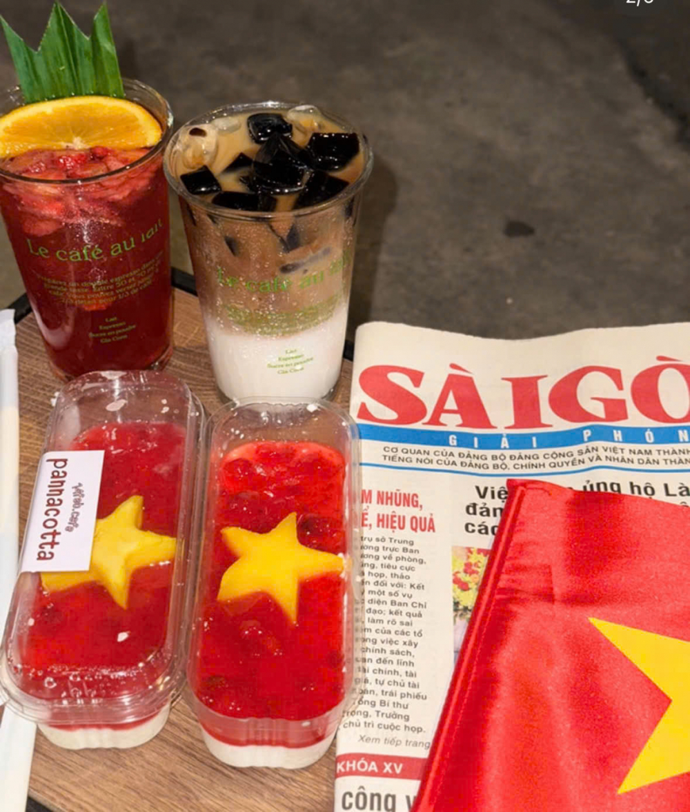 Biểu tượng lá cờ và hình đất nước chữ S cũng được trang trí trên bề mặt món cà phê muối và bánh waffle của quán. Thực đơn đa dạng các món từ cà phê, trà sữa đến nước ép và bánh ngọt với giá dao động từ 45.000 đồng đến 60.000 đồng. 