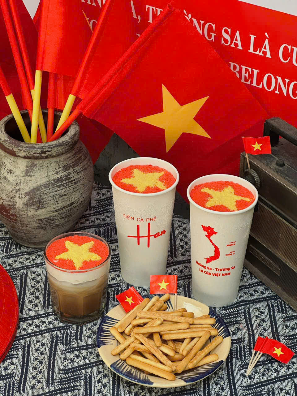 Không chỉ dừng lại ở trang trí, Quán còn phục vụ nước ép và sữa chua ngoài các loại cà phê và trà sữa, giá dao động từ 45.000 đồng đến 60.000 đồng. quán còn khéo léo đưa hình ảnh lá cờ vào ly giấy và lớp foam sữa, vừa tinh tế vừa gần gũi khiến bạn cảm nhận được không khí của dịp lễ 30/4. 
