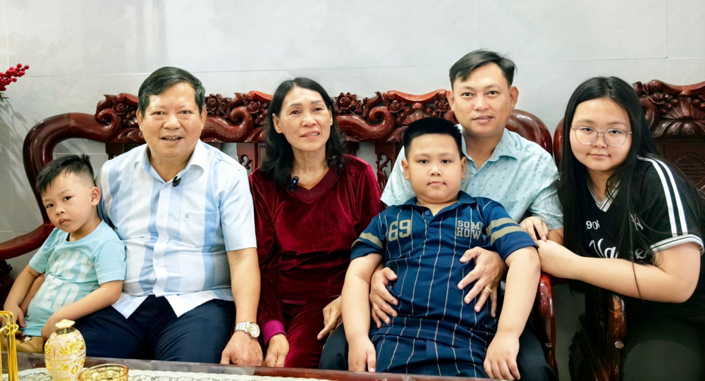 Vợ chồng bà Đỗ Thị Tình - ông Đặng Huy Hùng cùng con trai - thiếu tá Đặng Huy Dũng - và các cháu nội - ẢNH: U.N.