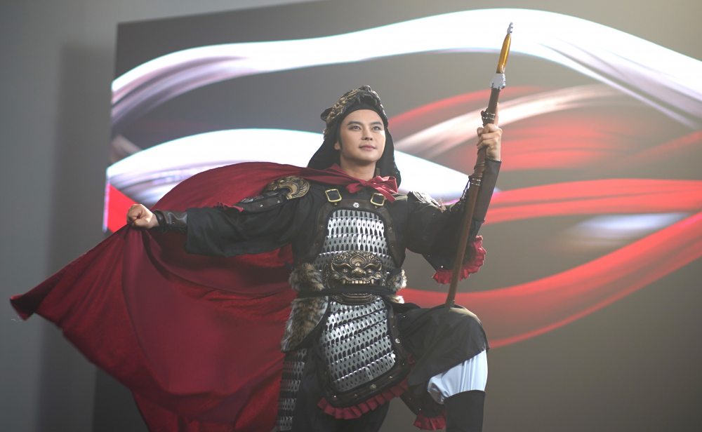 NSƯT Võ Minh Lâm trong tạo hình giáp trụ thời Lý - Ảnh: NVCC