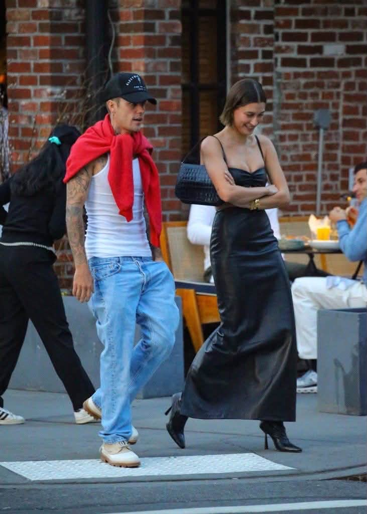 “Đừng để chồng tôi thấy bài này nha. Chứ đi chơi, tôi với con gái toàn đầm váy xúng xính còn ổng mặc áo đá banh mà ổng có phải Justin Bieber đâu”.