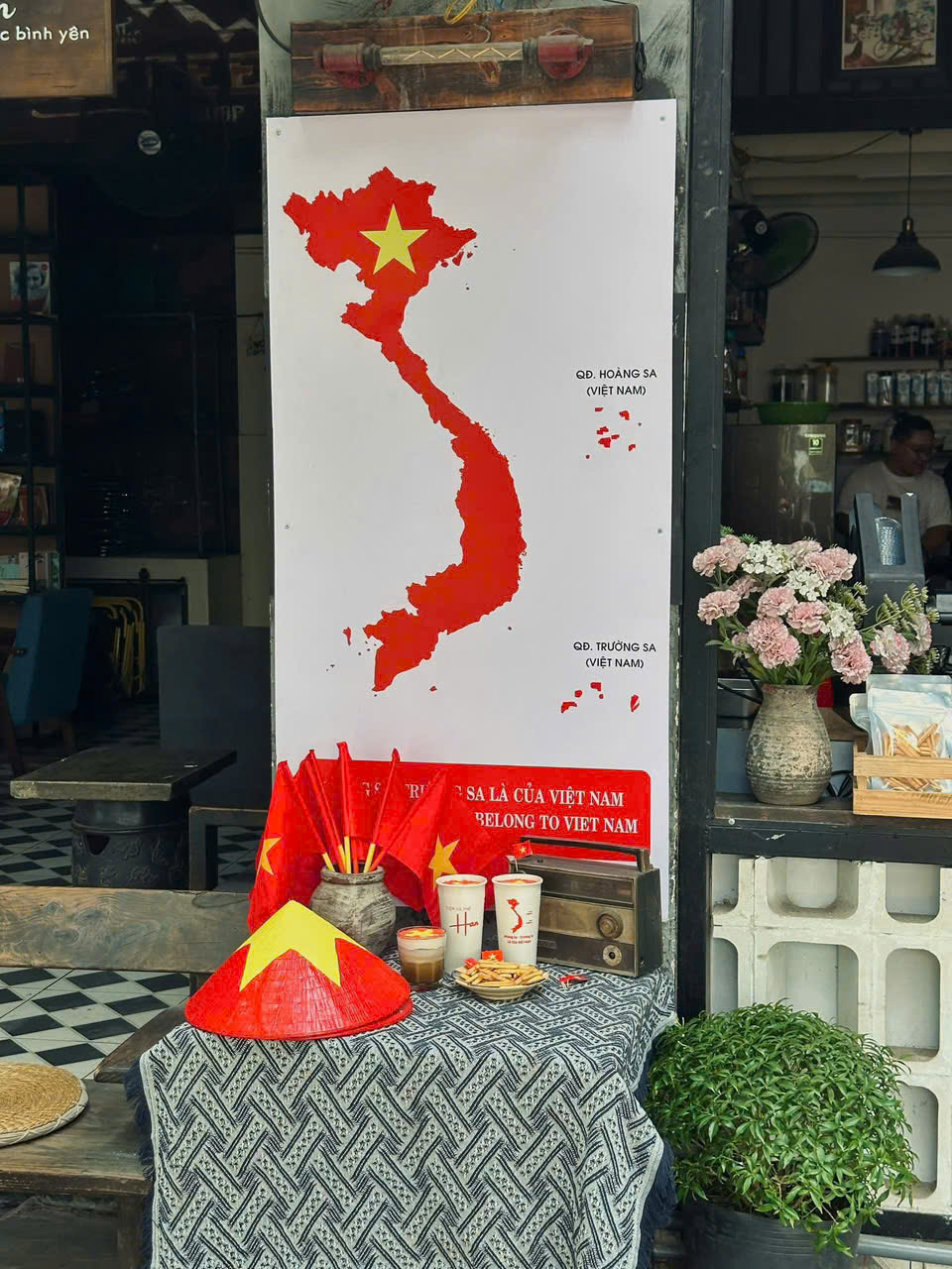 Ngay từ những ngày đầu tháng 4, Tiệm cà phê Han (1162 Phạm Văn Đồng, phường Thủ Đức)đã phủ không gian bằng cờ đỏ sao vàng cùng sạp báo nhỏ và poster “Tuyên ngôn Độc lập”, tạo nên background độc đáo cho khách chụp ảnh.