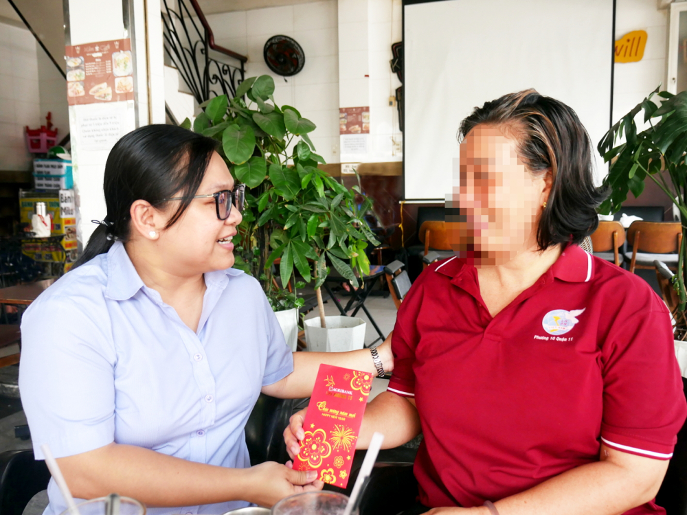 Bà Võ Thị Bích Ngọc - Phó chủ tịch Ủy ban MTTQ Việt Nam phường, Chủ tịch Hội LHPN phường Bình Thới  - đến thăm và tặng quà cho chị X. (bìa phải)